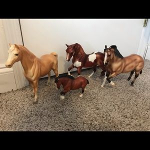 Assorted Breyer horses